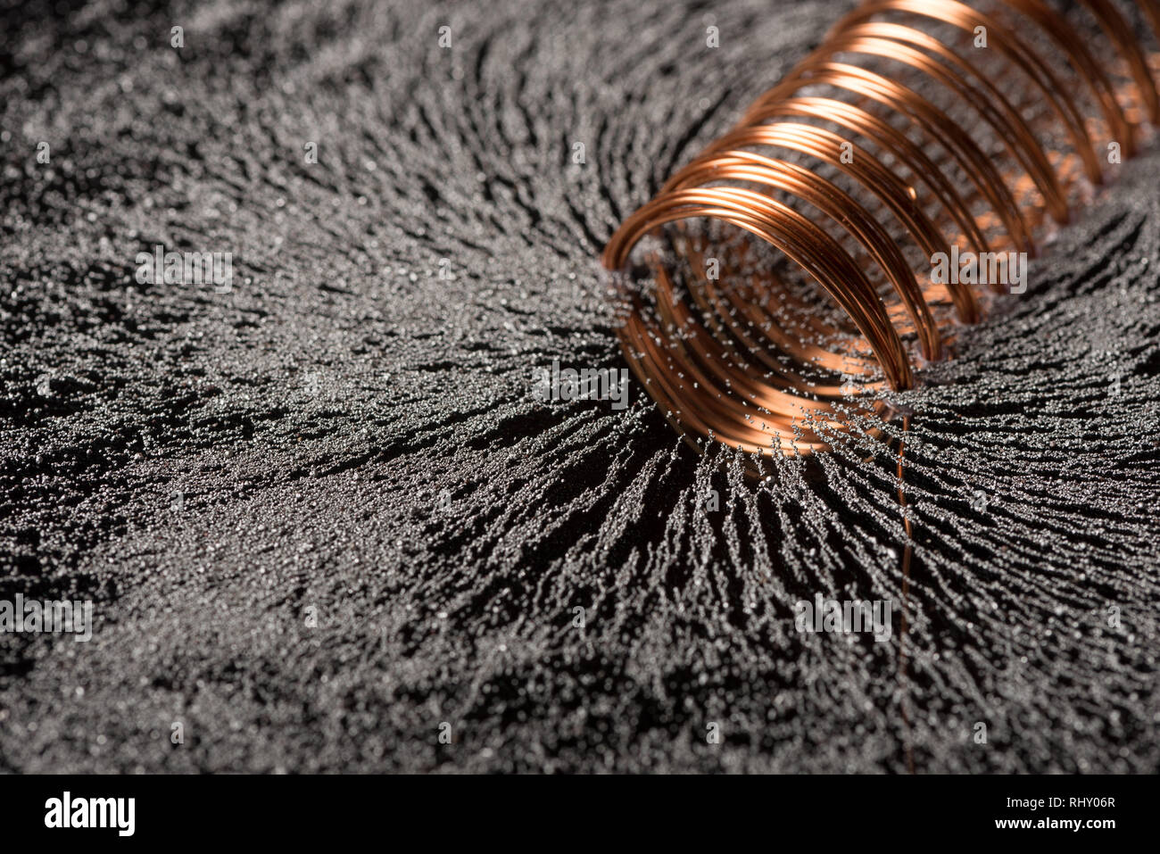 Schwache elektromagnetische Felder verursachen Magnetismus, wenn hohe  Spannung und Strom durch die Wicklungen aus Kupferdraht mit magnetischen  Fluss Pattern übergeben Stockfotografie - Alamy