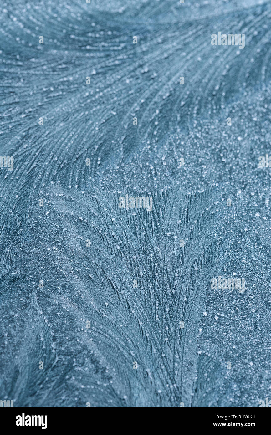 Muster in Eis an einem frostigen Autoscheibe. Stockfoto