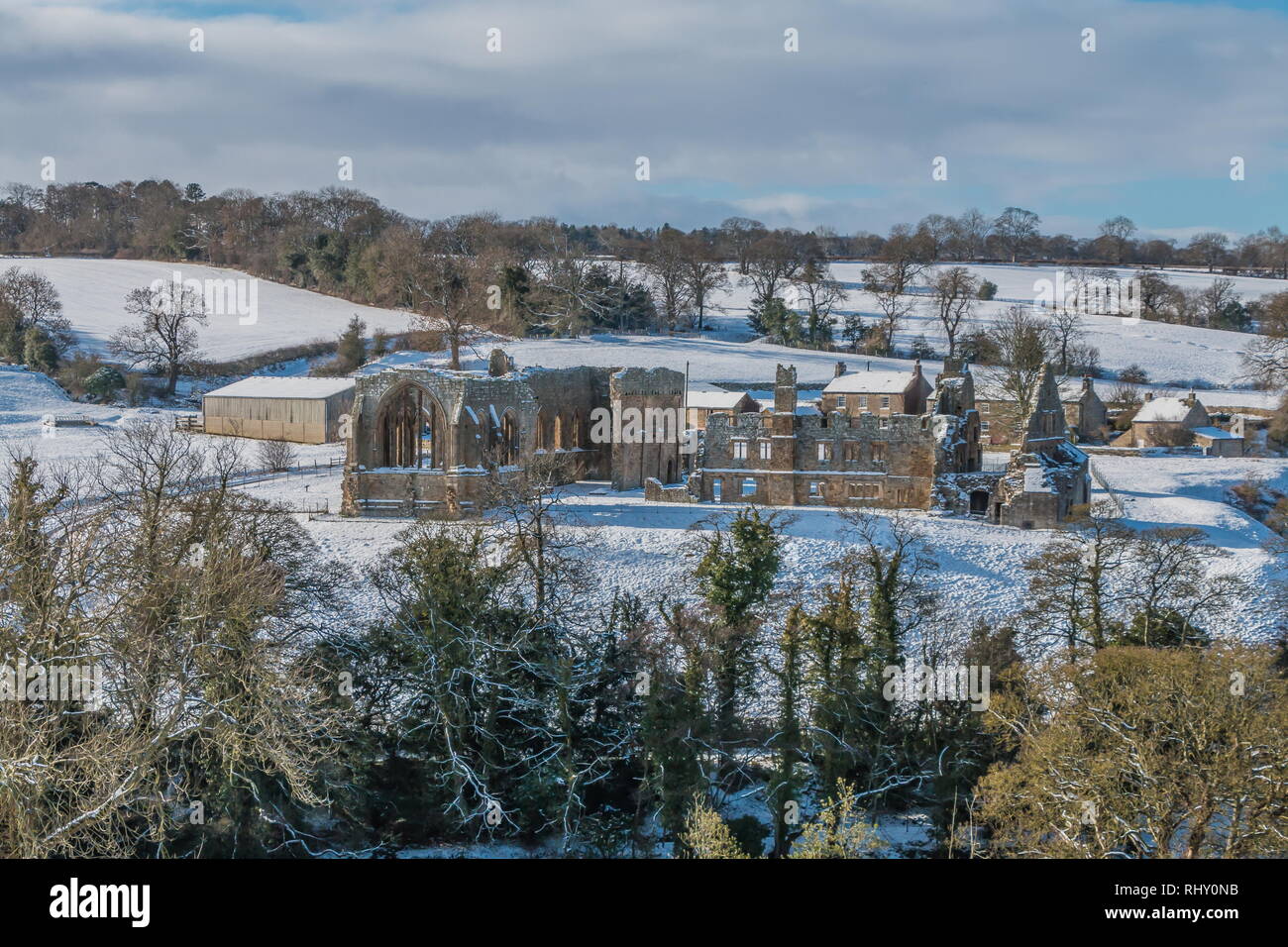 Die Ruinen der Abtei Premonstratenian Egglestone, Barnard Castle, Teesdale in einer verschneiten Landschaft und Winter Sonnenschein Stockfoto
