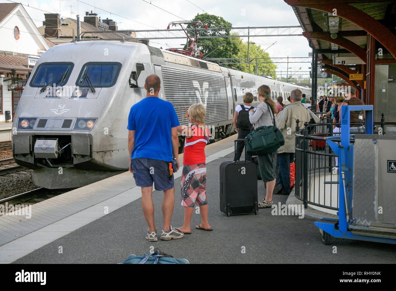 Schwedischer ZUG X2000 kommt zum Bahnhof in Katrineholm Stockfoto