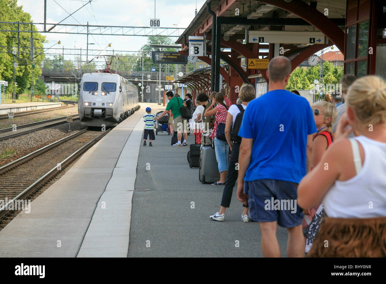 Schwedischer ZUG X2000 kommt zum Bahnhof in Katrineholm Stockfoto