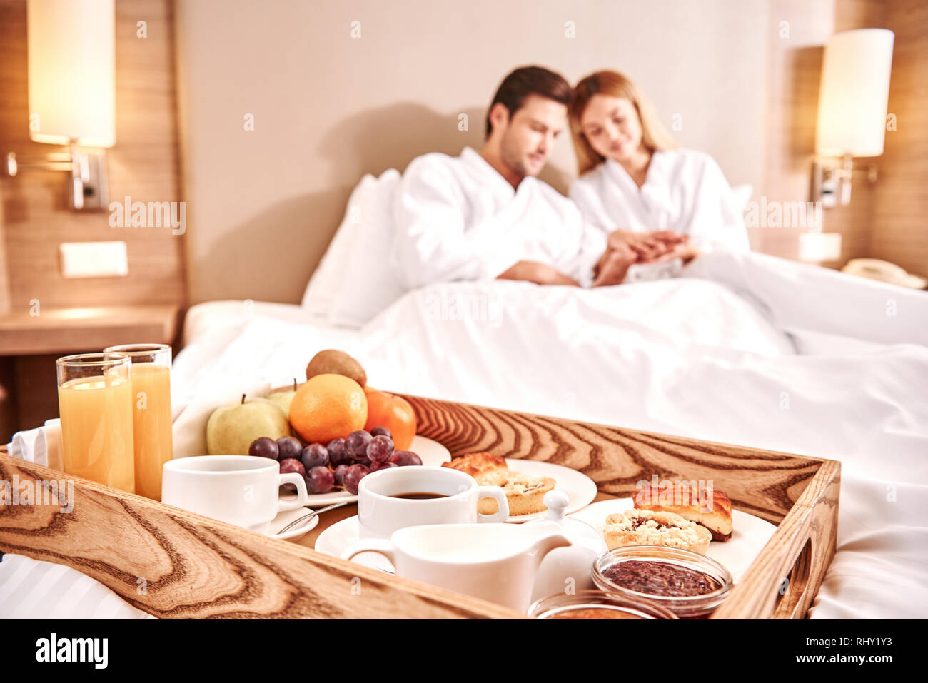 Essen in einem Bett. Paare sind, umarmen im Hotel Zimmer Bett zusammen. Love Story. Close-up Frühstück Stockfoto