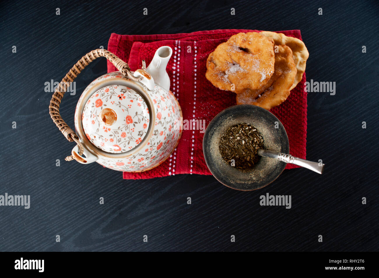 Mate Infusion und Torta fritas Stockfoto