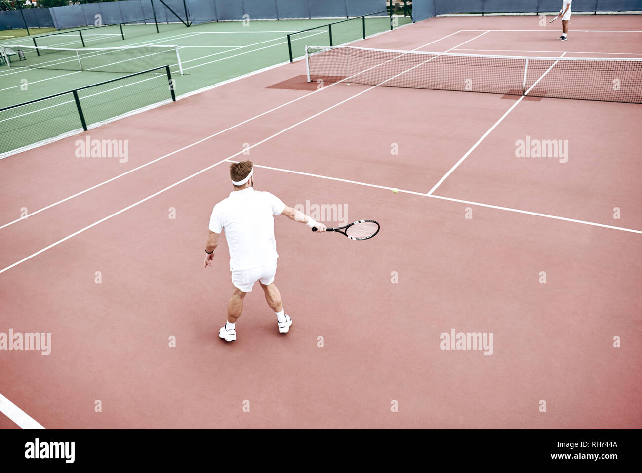 Tennis Training. Man üben zu dienen auf dem Gericht halten Stockfoto