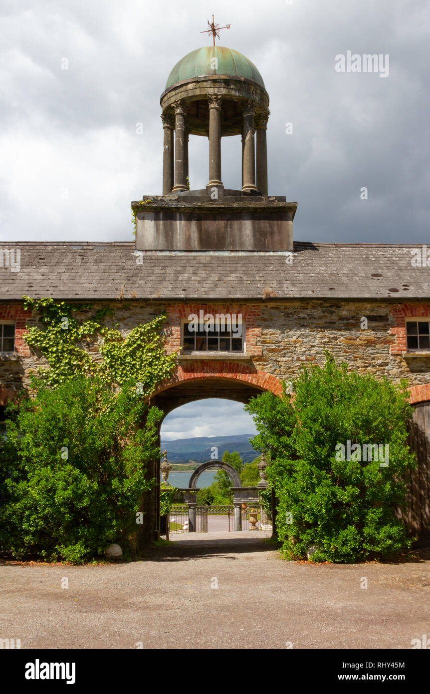 Stallgebäude in Blick auf die Bantry Bay House, Bantry, County Cork, Irland Stockfoto