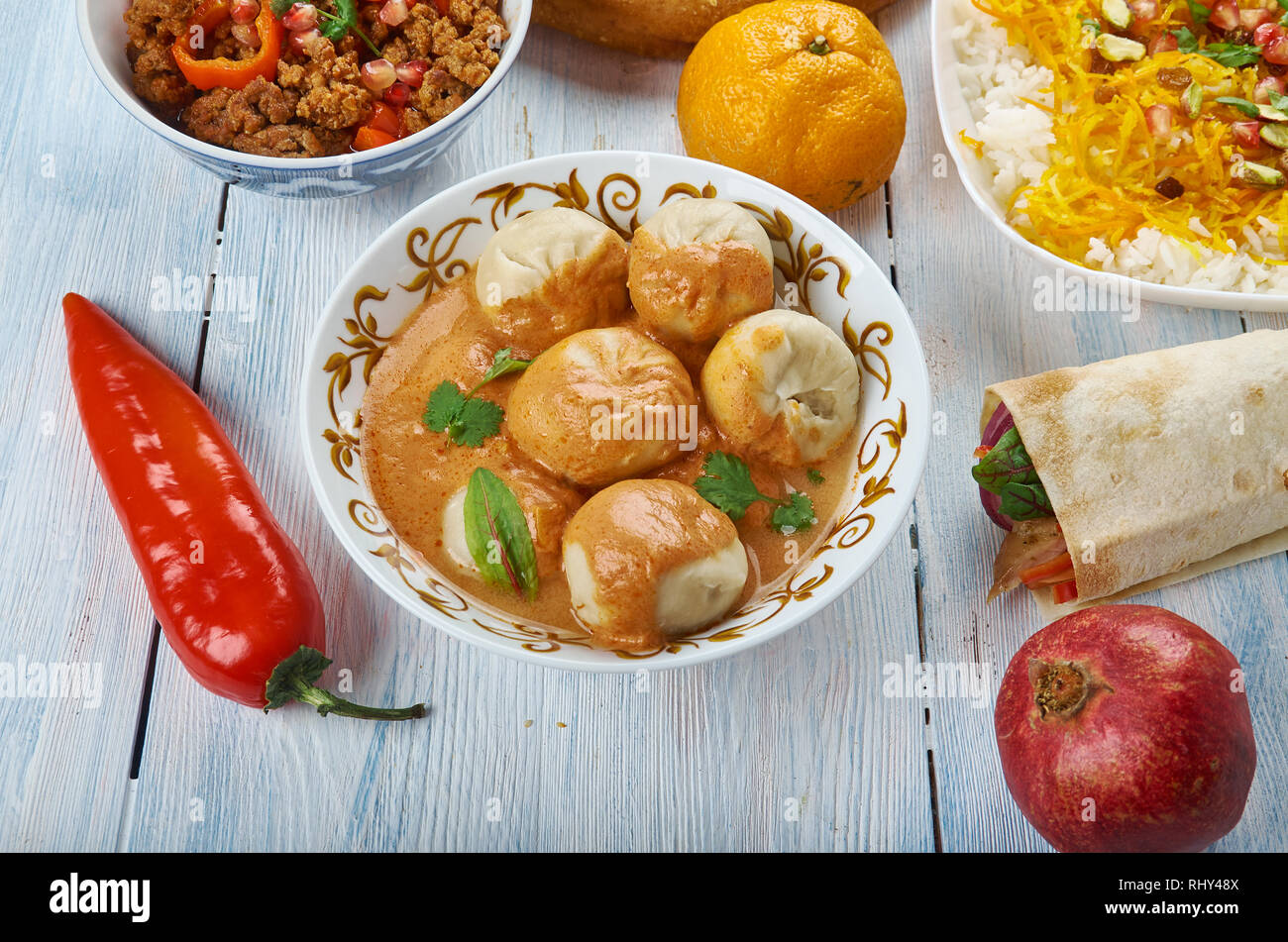 Mantu, Rindfleisch Knödel. Afghani uisine, Zentralasien Traditionelle verschiedene Gerichte, Ansicht von oben. Stockfoto