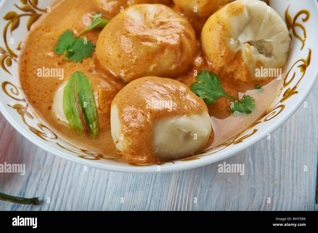 Mantu, Rindfleisch Knödel. Afghani uisine, Zentralasien Traditionelle verschiedene Gerichte, Ansicht von oben. Stockfoto