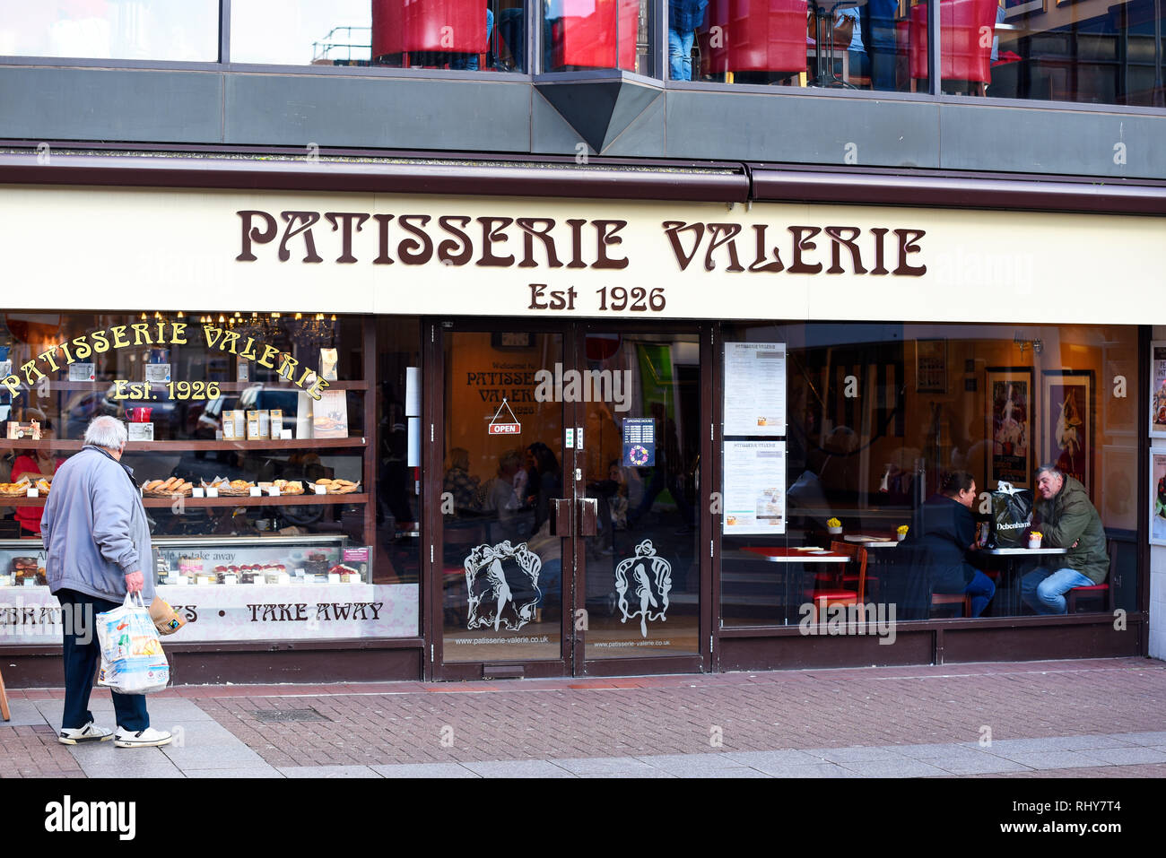 Patisserie Valerie Cafe Restaurant in der High Street, Southend On Sea, Essex, Großbritannien. Derzeit in der Verwaltung. Hand Kuchen im Fenster Stockfoto