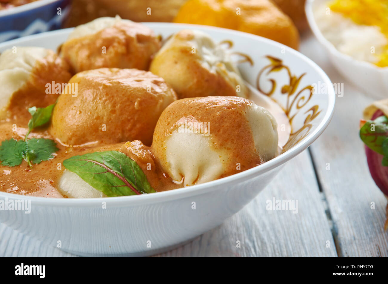 Mantu, Rindfleisch Knödel. Afghani uisine, Zentralasien Traditionelle verschiedene Gerichte, Ansicht von oben. Stockfoto