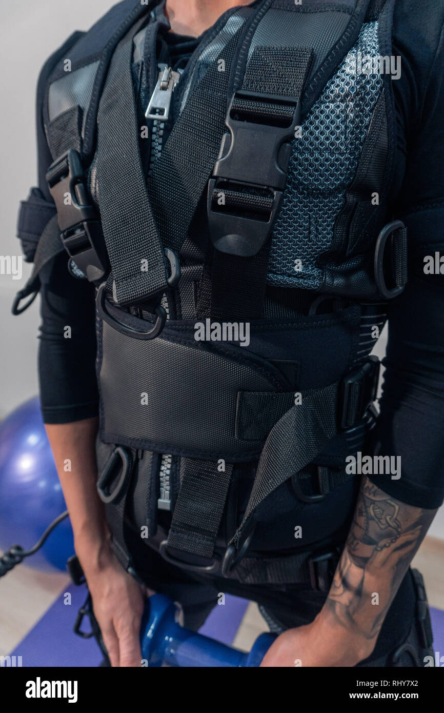 Frau in Anzug EMS Nahaufnahme. Fitness. Elektromuskulärer Stimulation Stockfoto