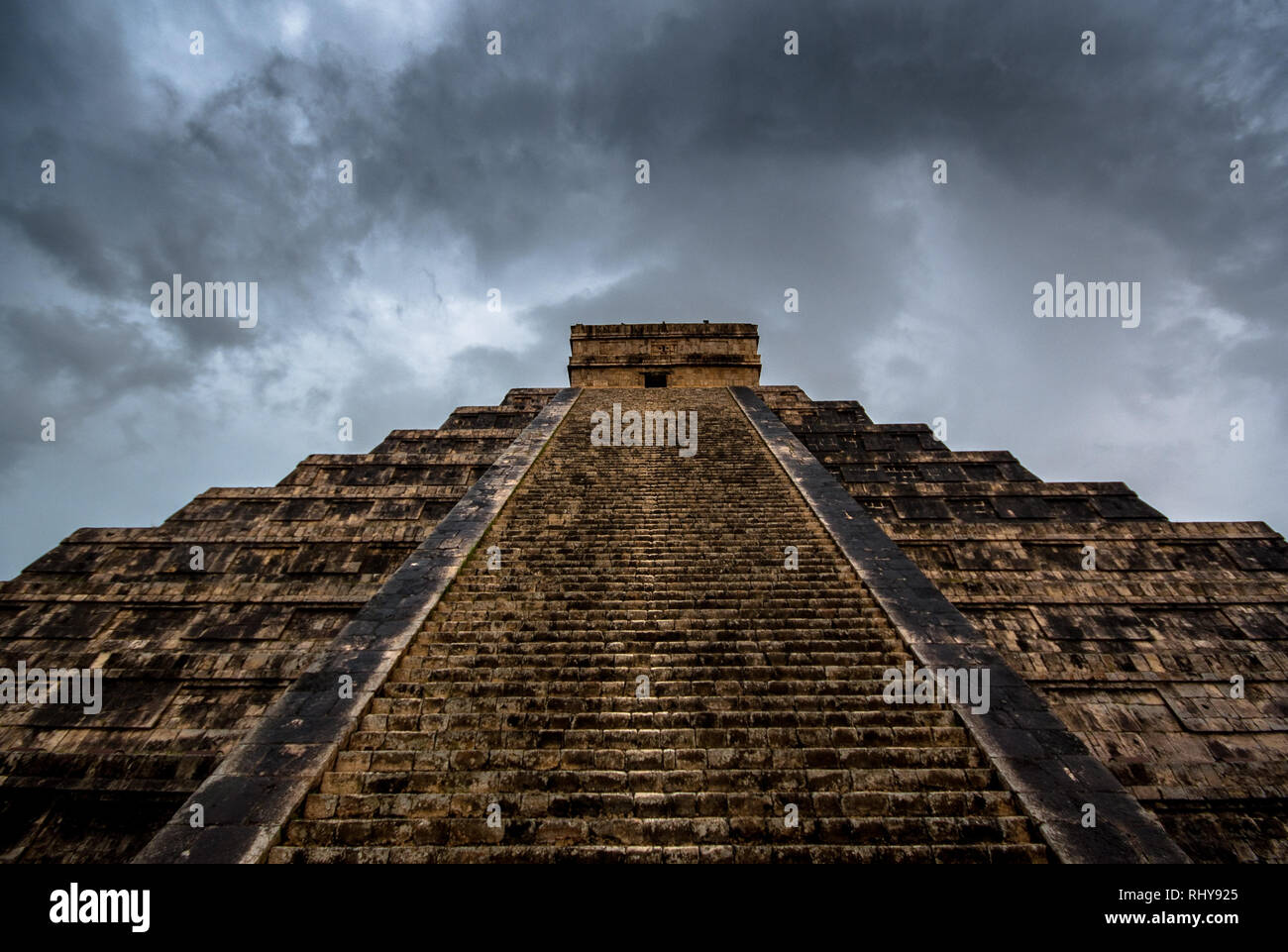 Die Große Pyramide von Kukulcan durch Regen Wolken gekrönt Stockfoto