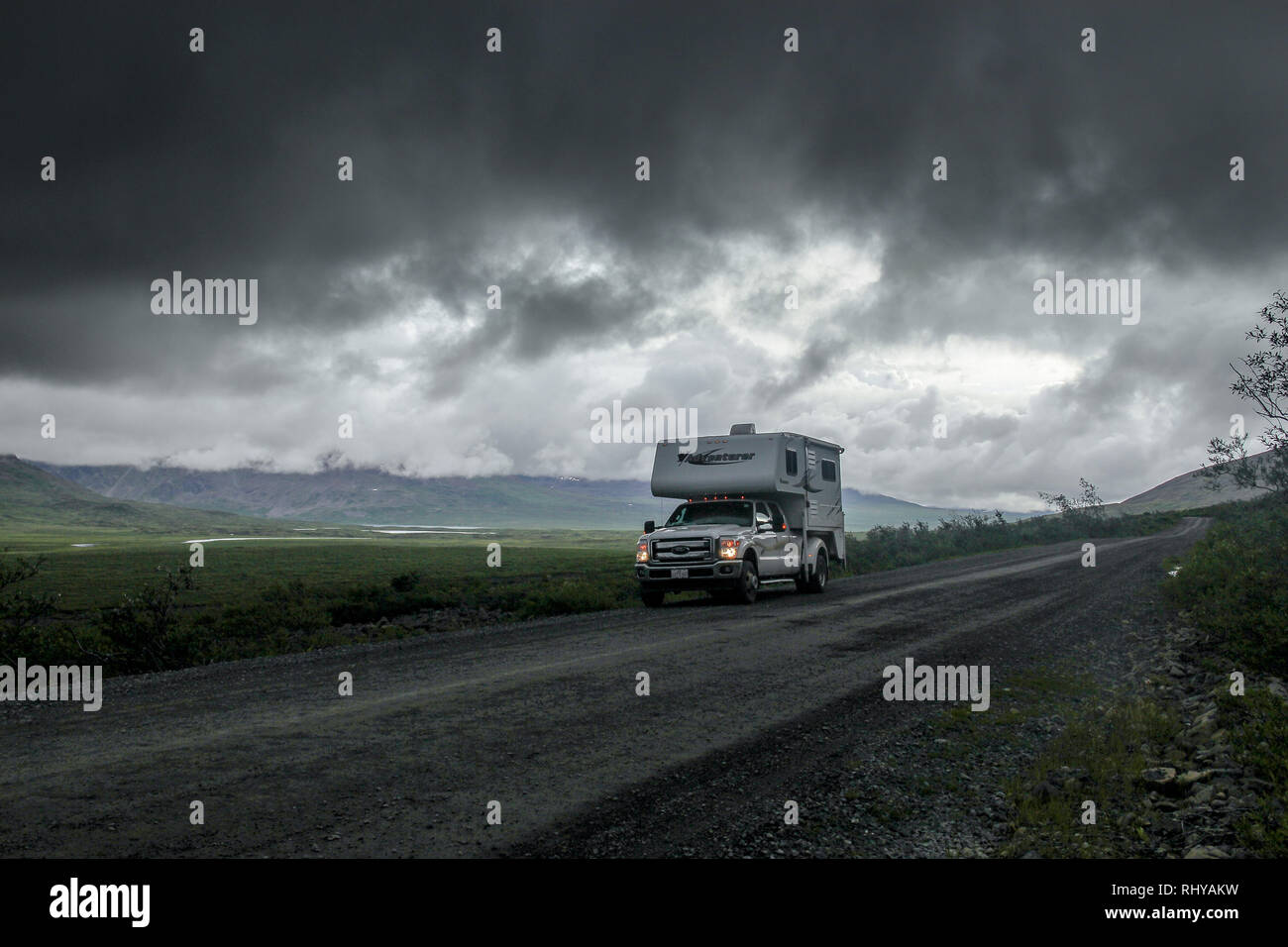 Ein Truck Camper auf schmutzigen Denali Highway an einem regnerischen Tag Stockfoto