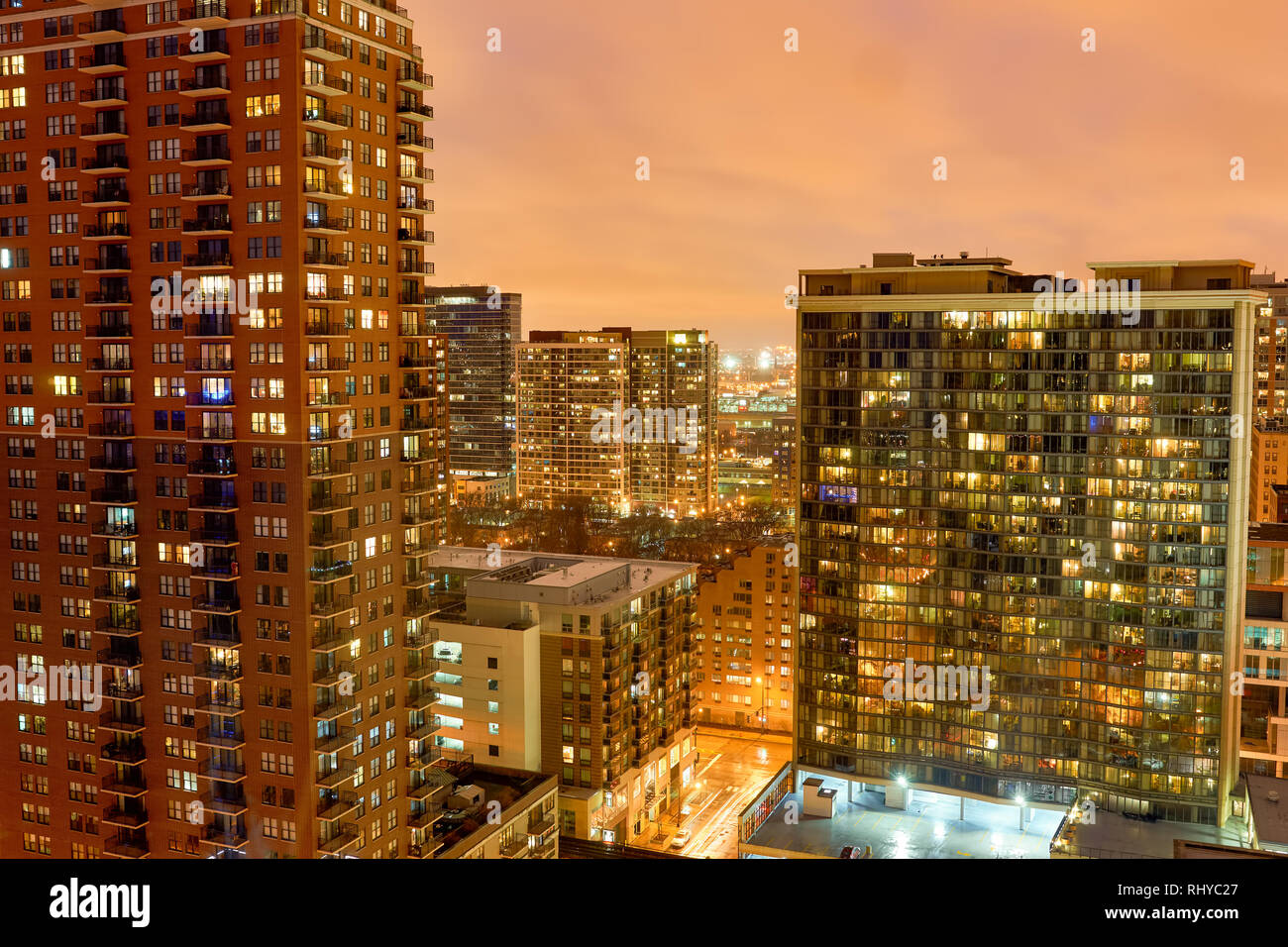 CHICAGO, IL - 27. MÄRZ 2016: Blick auf Chicago bei Nacht. Die Stadt ist eine internationale Drehscheibe für Finanzen, Handel, Industrie, Technik, telecommunicatio Stockfoto