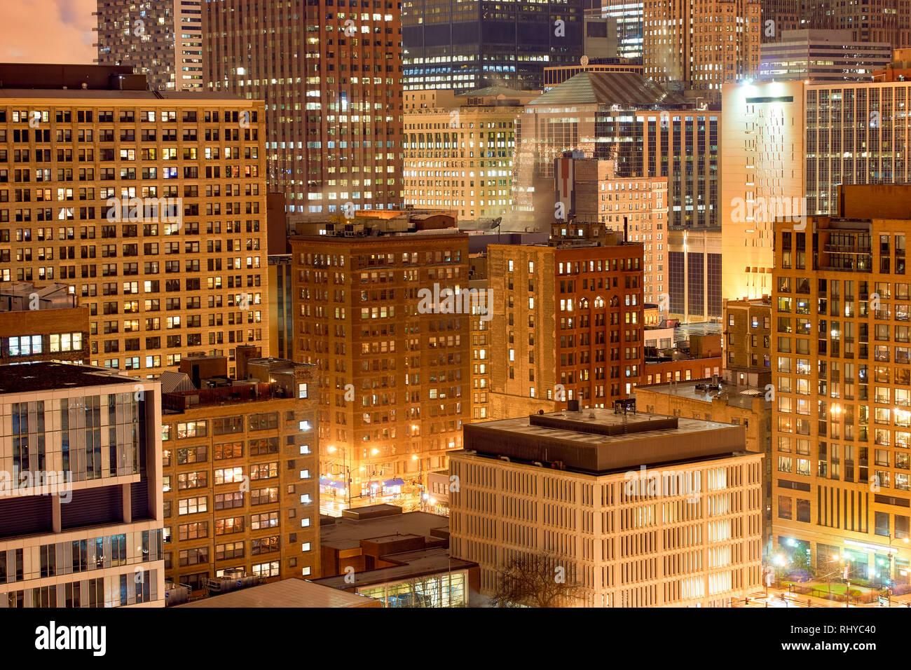 CHICAGO, IL - 27. MÄRZ 2016: Blick auf Chicago bei Nacht. Die Stadt ist eine internationale Drehscheibe für Finanzen, Handel, Industrie, Technik, telecommunicatio Stockfoto