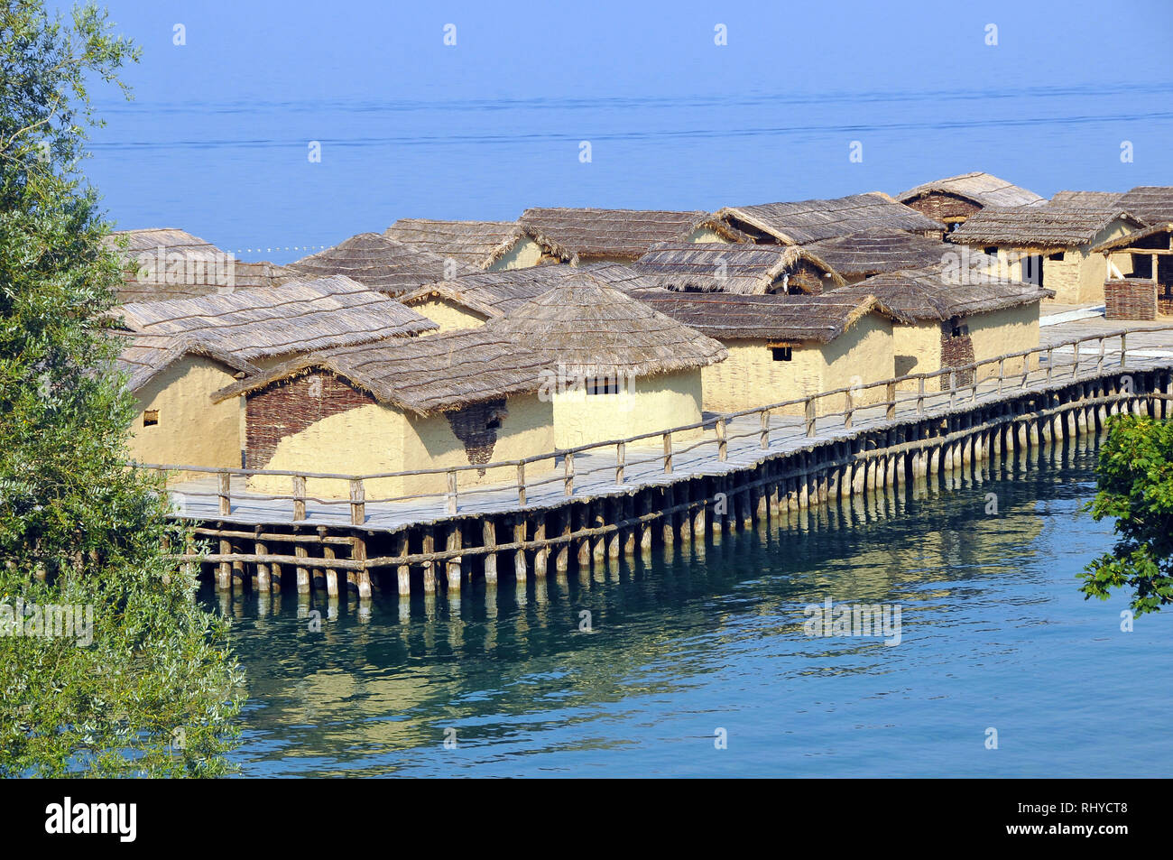 Die Bucht von den Knochen. Die rekonstruierten Website einer vorgeschichtlichen Siedlung am See Ohrid, Mazedonien, Europa. Stockfoto