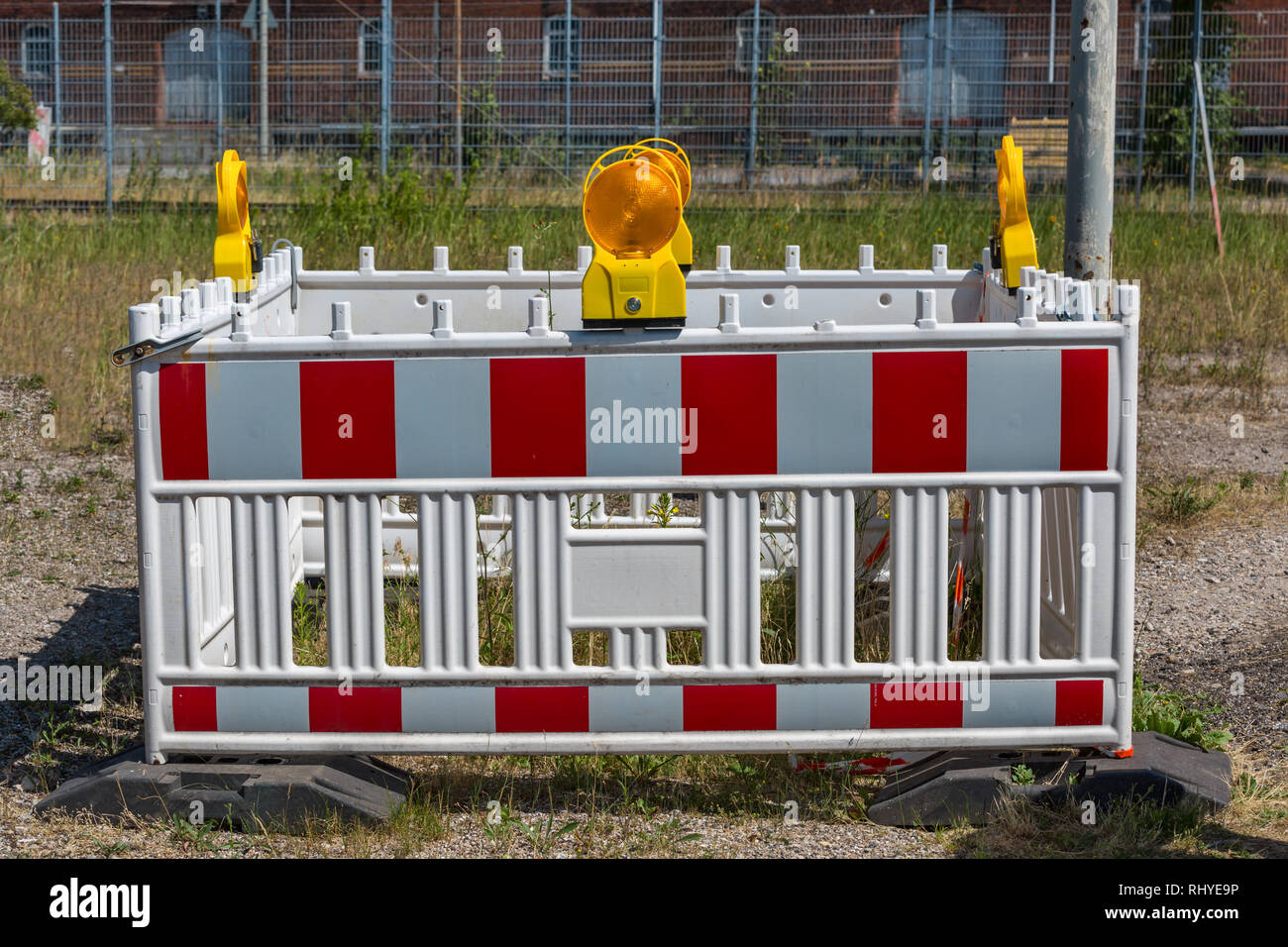 Rollläden in rot-weiß mit gelben Kontrolllampe Stockfoto