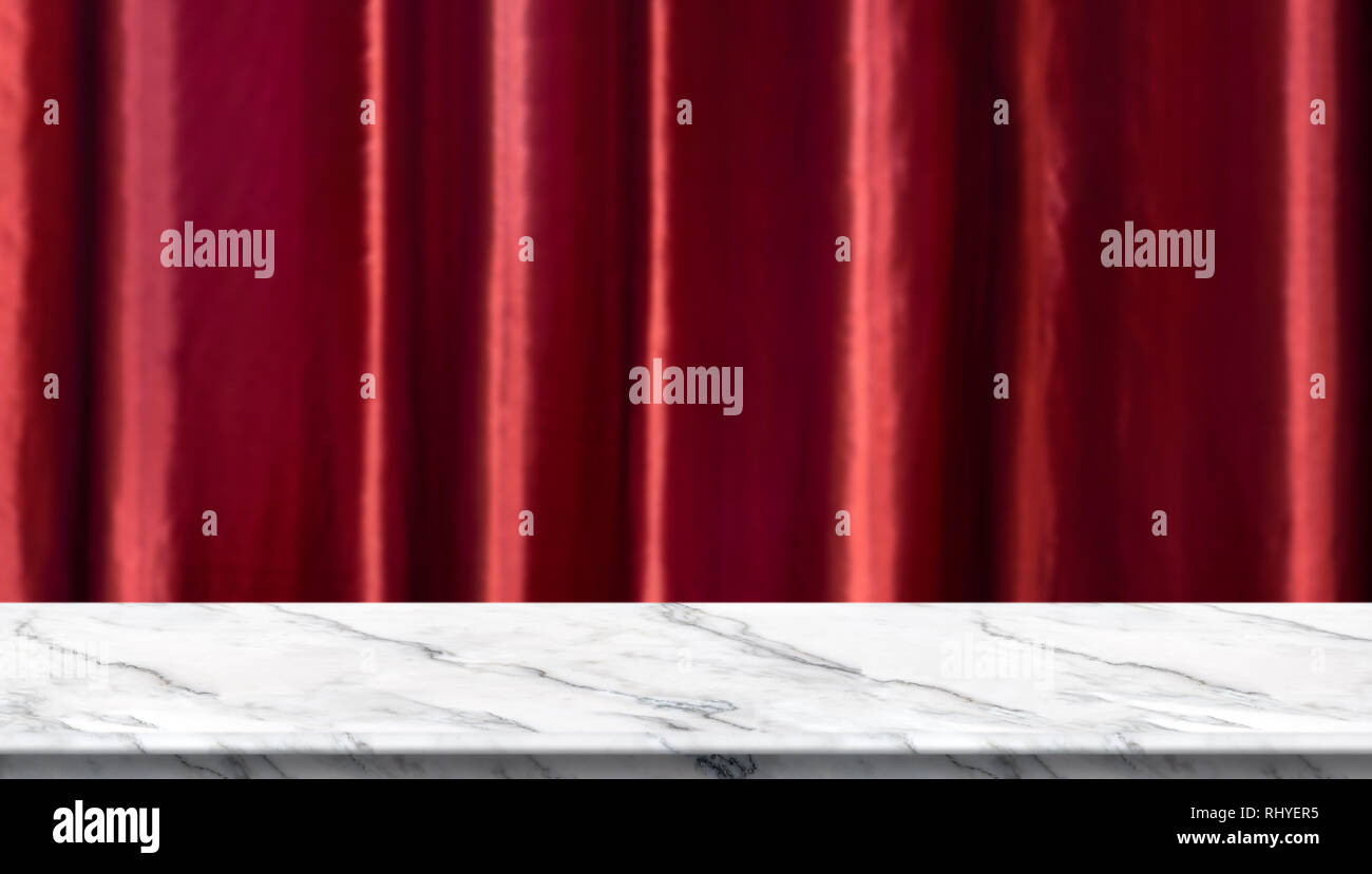 Leeren weißen Marmor tisch und verschwommen leuchtend rote Luxus Vorhang Hintergrund. Produkt anzeigen Vorlage. Business Präsentation Stockfoto Leeren weißen Marmor tisch und verschwommen leuchtend rote Luxus Vorhang Hintergrund. Produkt anzeigen Vorlage. Business Präsentation Stockfoto