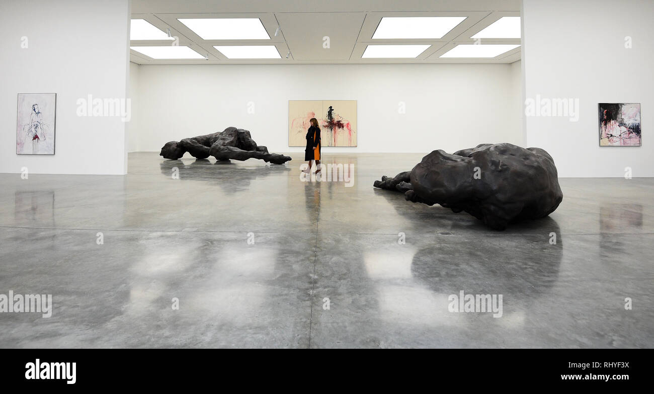 Ein Besucher Spaziergänge Vergangenheit, wenn ich schlafen (Skulptur rechts) und ich lag hier für Sie (Skulptur links) Während eine Vorschau von Tracey Emin 14 von Tränen, im White Cube in Bermondsey, London. Stockfoto