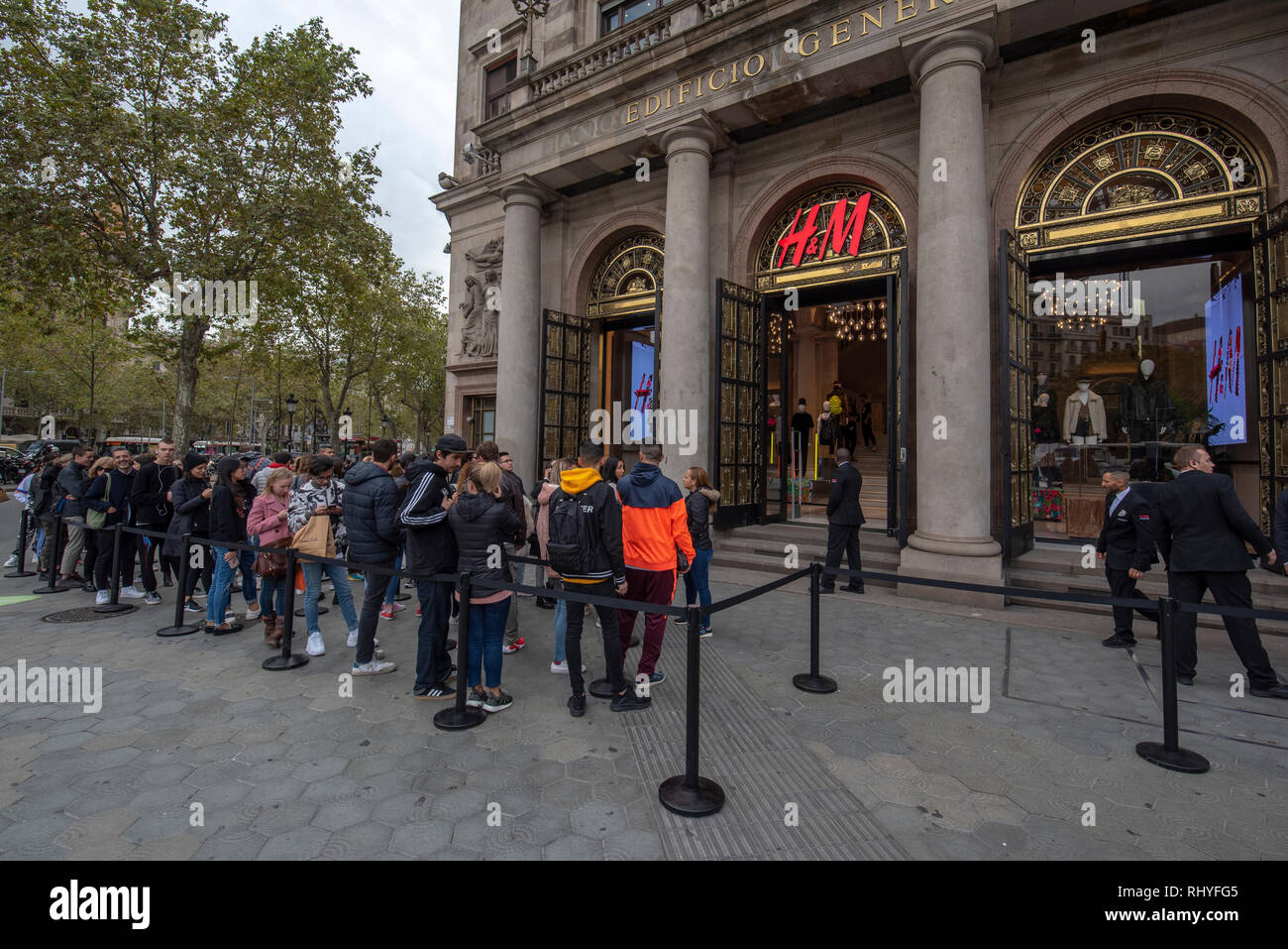 Barcelona, Spanien - Menschen Käufer sind Futter bis in einer Reihe warten  auf H&M Kleidung Store mit seiner neuen Sammlung von Kleidung zu öffnen  Stockfotografie - Alamy