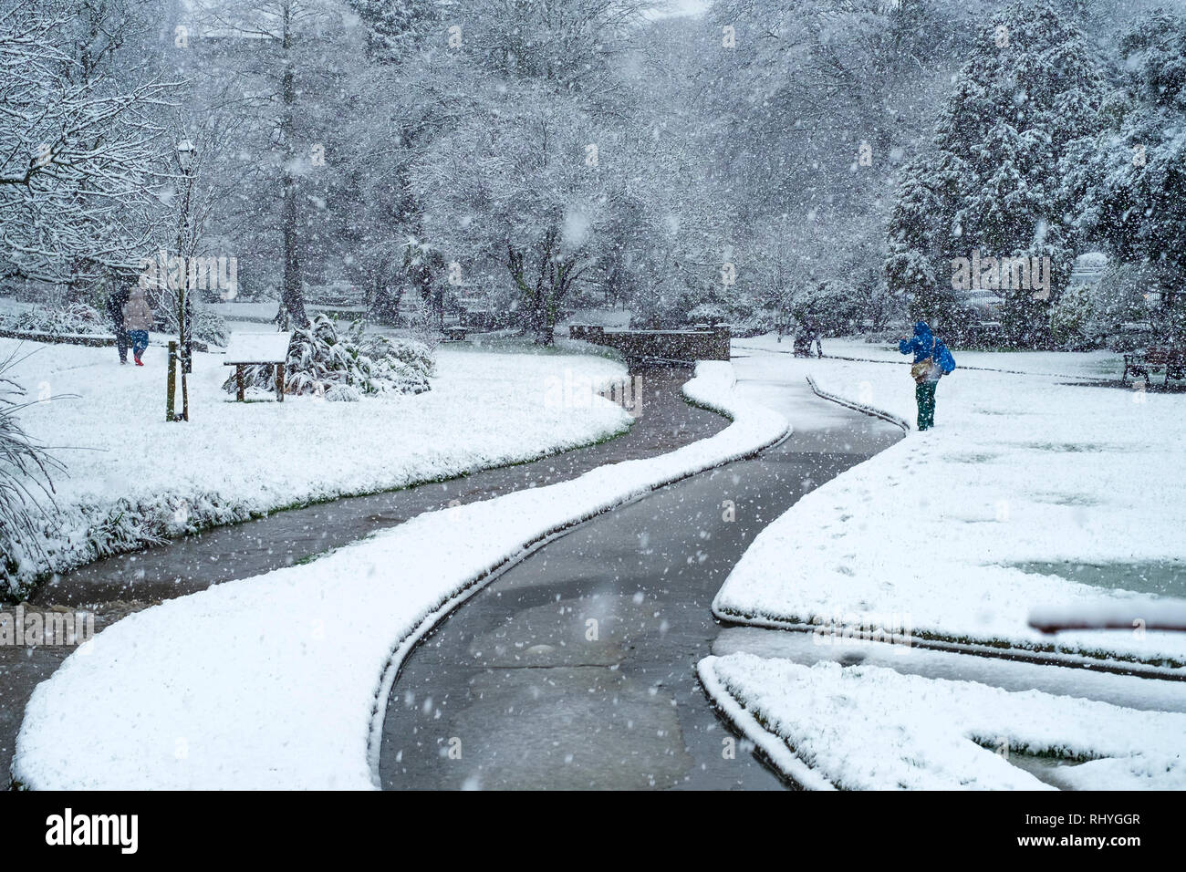 Starker Schneefall in Trenance Park in Newquay in Cornwall. Stockfoto