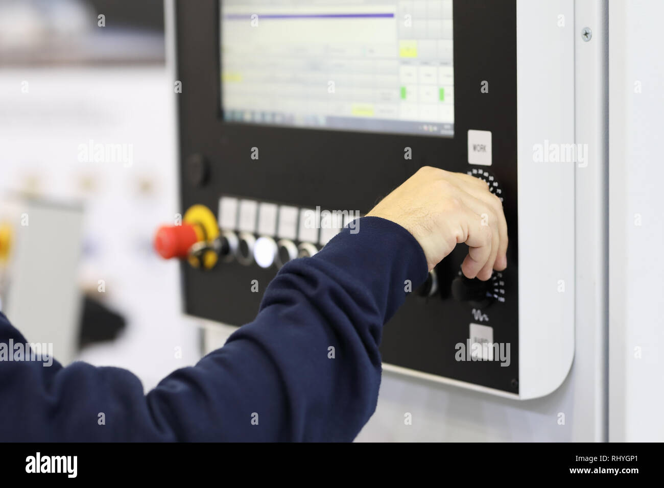 Der Fahrer steuert die Arbeit der CNC-Maschine Stockfoto Der Fahrer steuert die Arbeit der CNC-Maschine Stockfoto