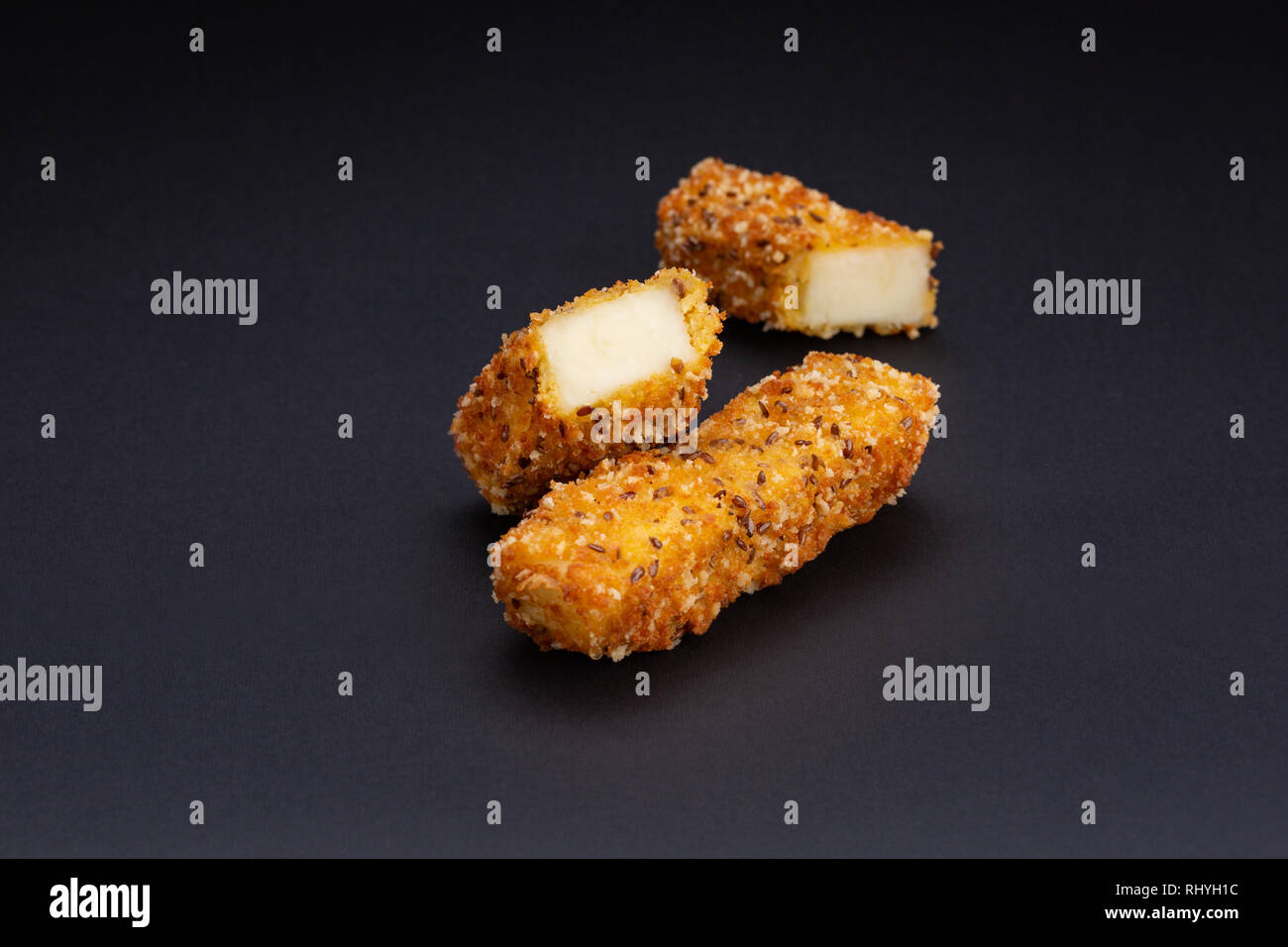 Panierte Mozzarella Sticks auf schwarzem Hintergrund. Close Up. Stockfoto