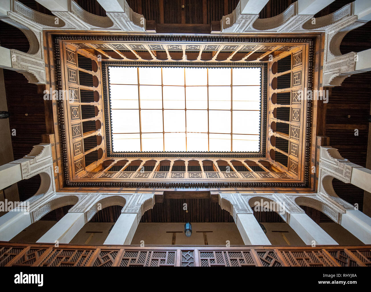 Im Inneren des historischen Nejjarine Museum für Kunst und Kunsthandwerk aus Holz befindet sich in einem wundervoll restaurierten funduq in Fes, Marokko Stockfoto