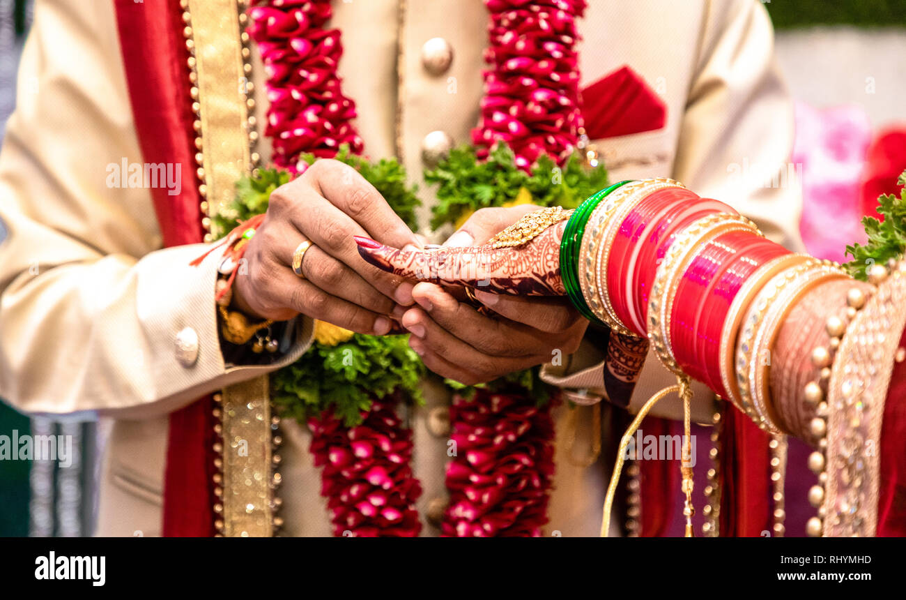 Schönes Foto von einem Ring Zeremonie als Pro hinduistischen Ritualen gehalten wird. Bräutigam ist, einen Ring zu ihr Braut. Sowohl in traditioneller Kleidung. Stockfoto