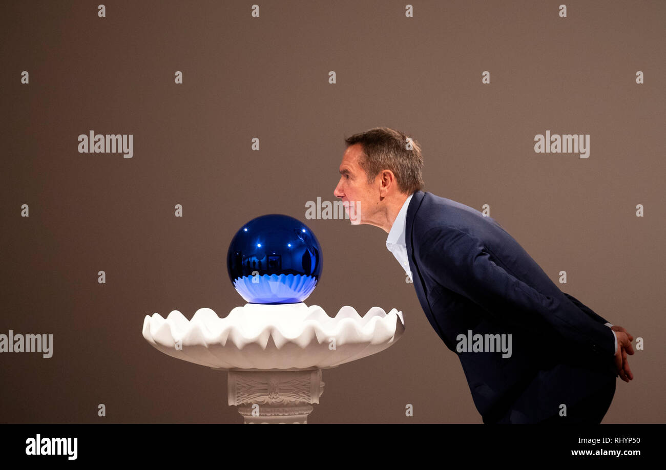 Künstler Jeff Koons stellt neben seinem Stück anstarrt, Kugel (Birdbath) während ein Foto Anruf vor seiner Ausstellung im Ashmolean Museum in Oxford. Stockfoto