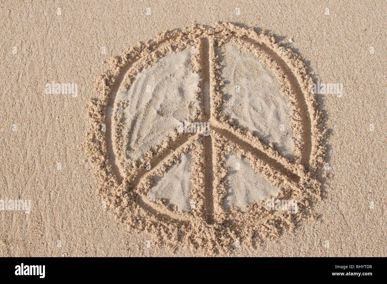 Peace Symbol an einem Strand mit weißem Sand gefüllt gezeichnet Stockfoto