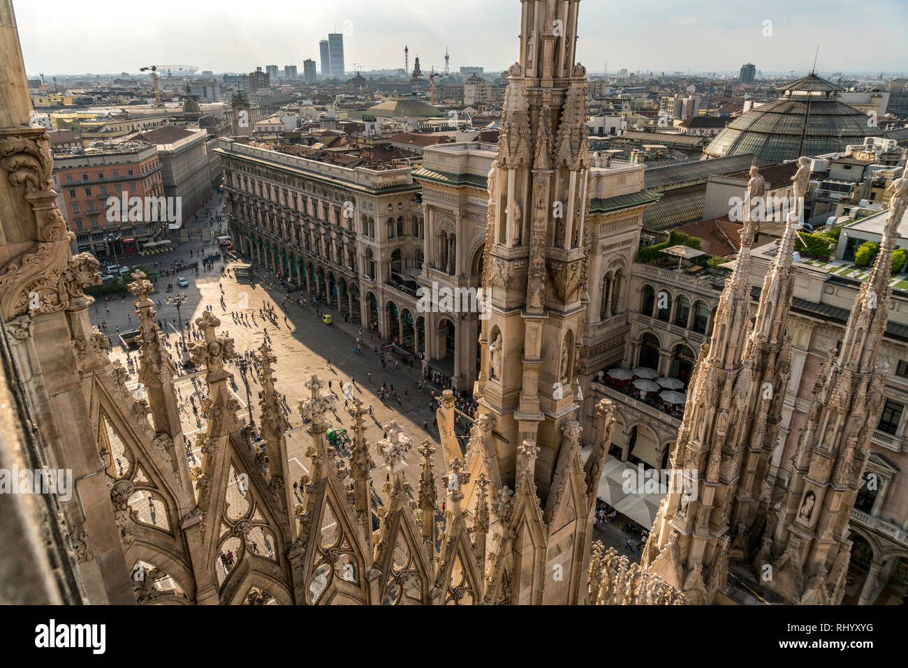 Blick vom Dach des Mailänder Dom in die Piazza del Duomo, Mailand, Lombardei, Italien | Blick vom Mailänder Dom Dach zur Piazza del Duomo, Mailand, Stockfoto