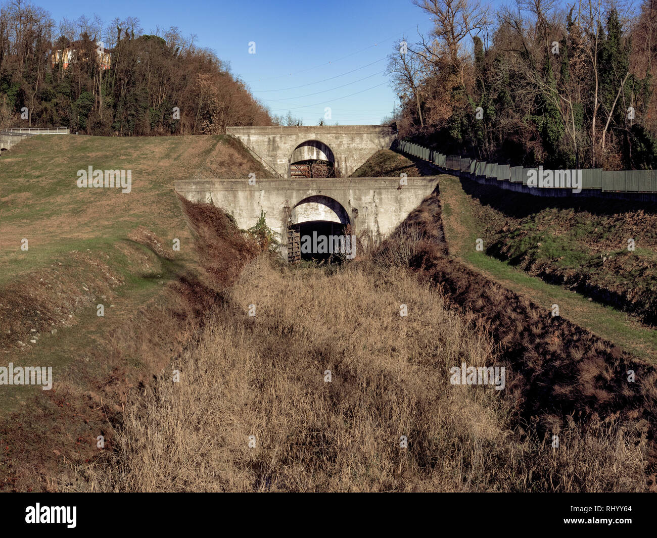 Trockenes Flussbett durch die Invasion der Vegetation Stockfoto