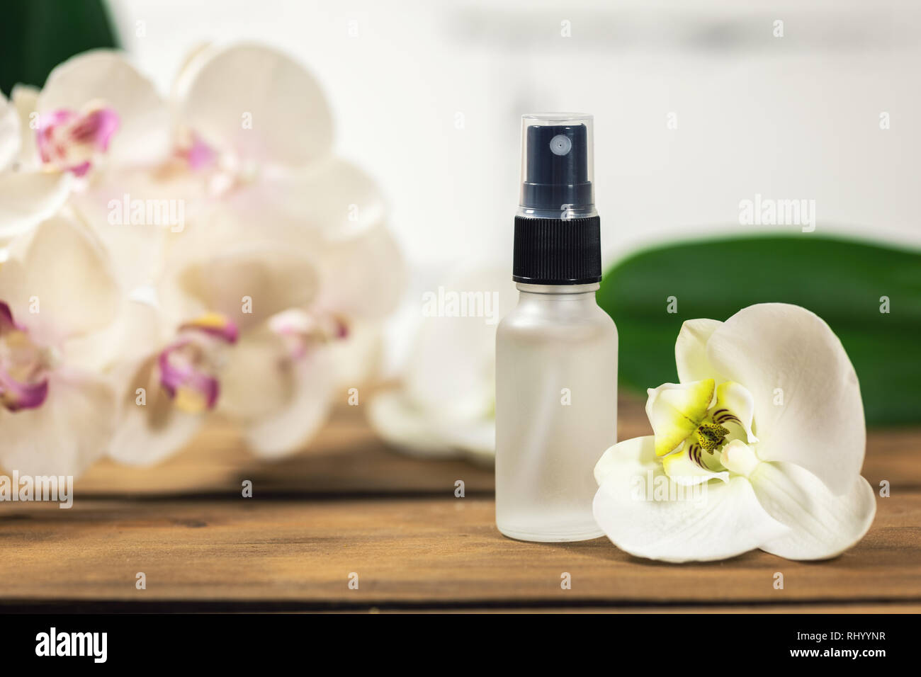 Duft Parfüm Feldspritze mit orchid flower Stockfoto