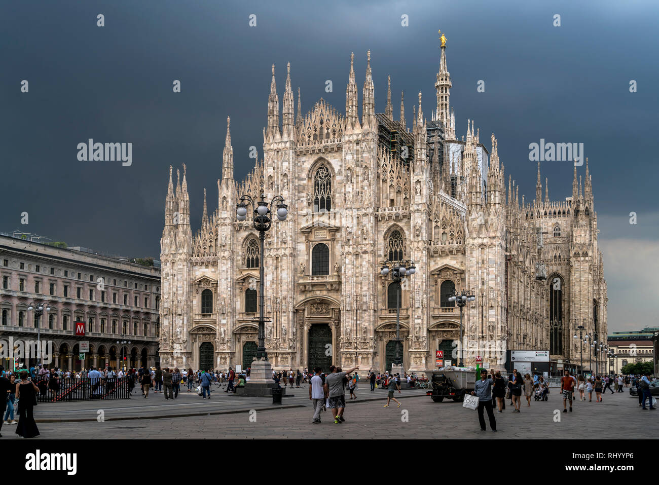 Dunkle Wolken über dem Mailänder Dom auf der Piazza del Duomo, Mailand, Lombardei, Italien | dunkle Wolken über den Mailänder Dom auf der Piazza del Duomo, Stockfoto