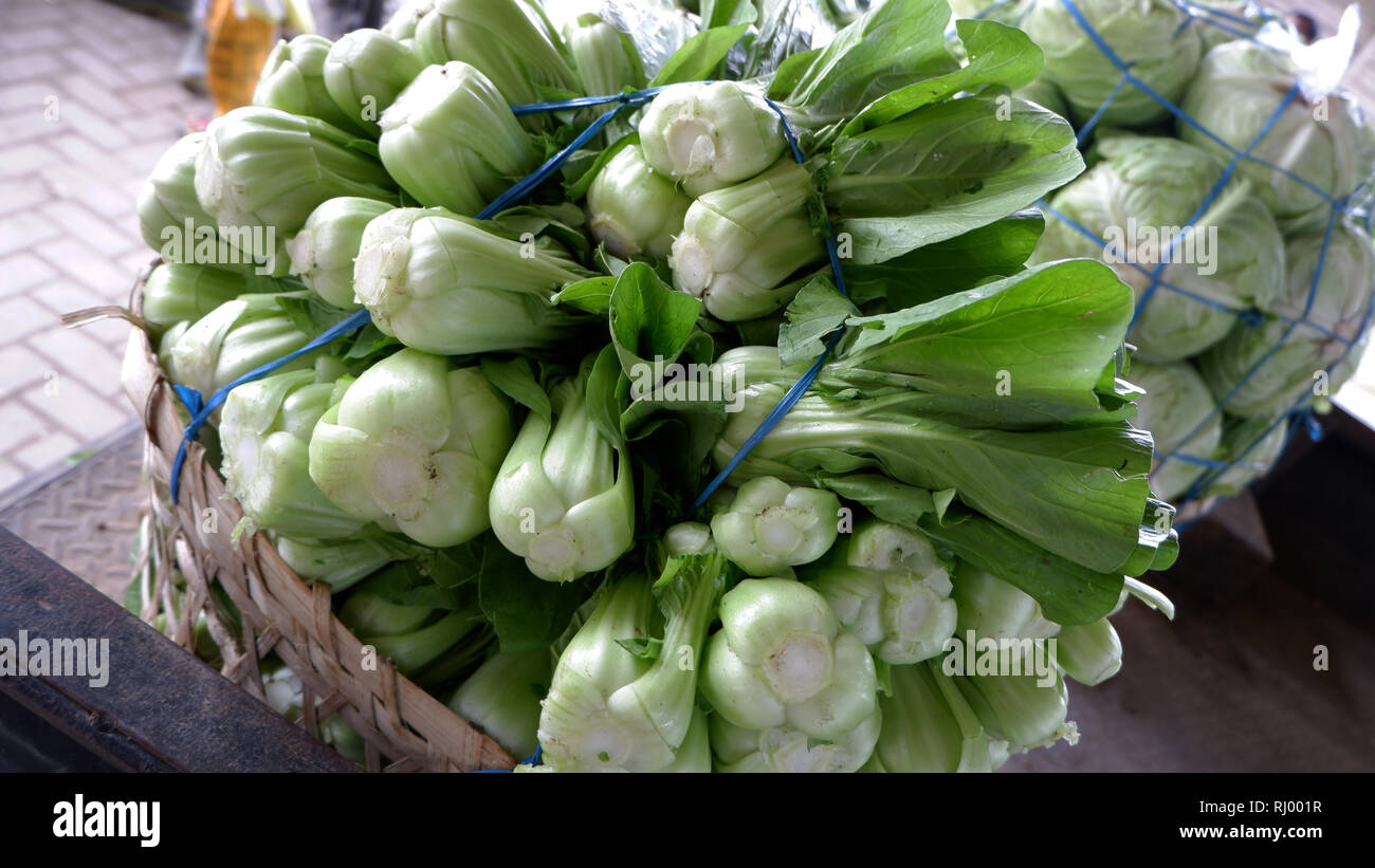 Ein Stapel von frischem Gemüse fertig zum Verzehr Stockfoto