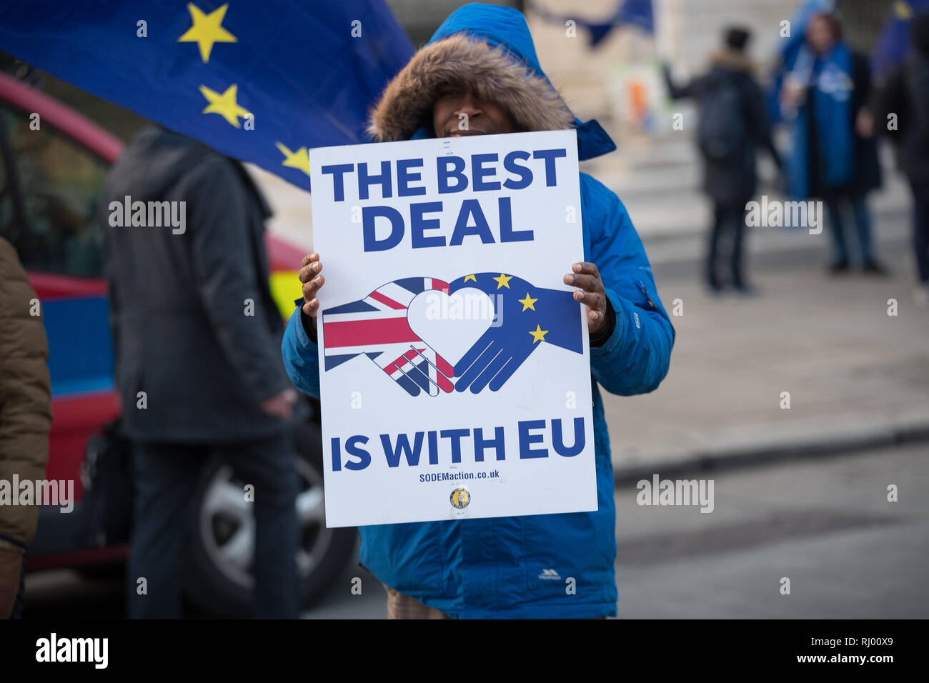 London, Großbritannien - 30. 2018. Januar: Mann in blauem Wintermantel, der mit dem Schild „The Best Deal is with EU“ steht Stockfoto