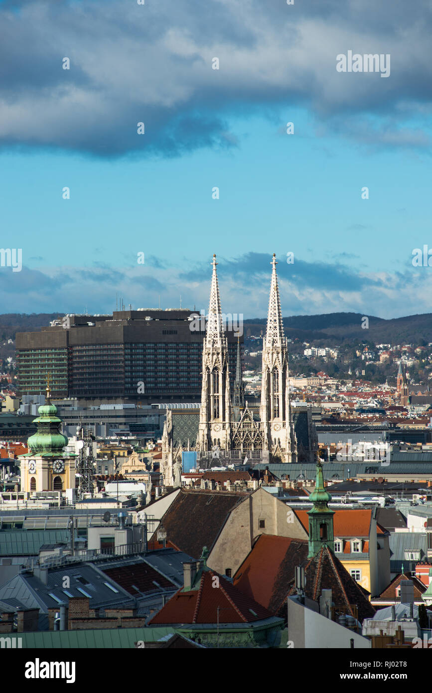 Vienna City Skyline mit dem twin Turmspitzen der Votivkirche von oben
