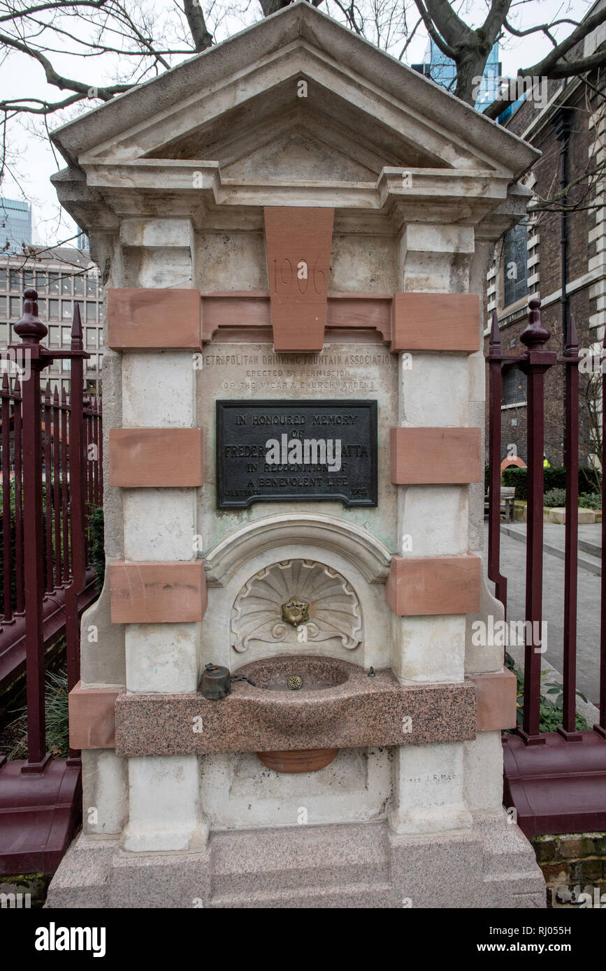 Öffentlichen Trinkbrunnen, Aldgate, London England UK. Feb 2019 In geehrt Erinnerung an Friedrich David Mocatta in Anerkennung eines wohlwollenden Leben. Stockfoto