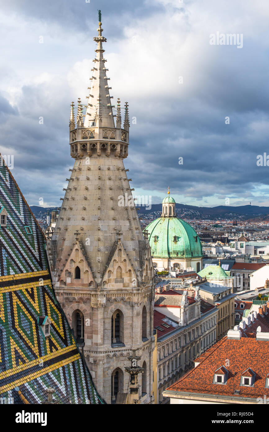 Erhöhte Blick vom Stephansdom (Stephansdom) North Tower in Wien, Österreich. Stockfoto
