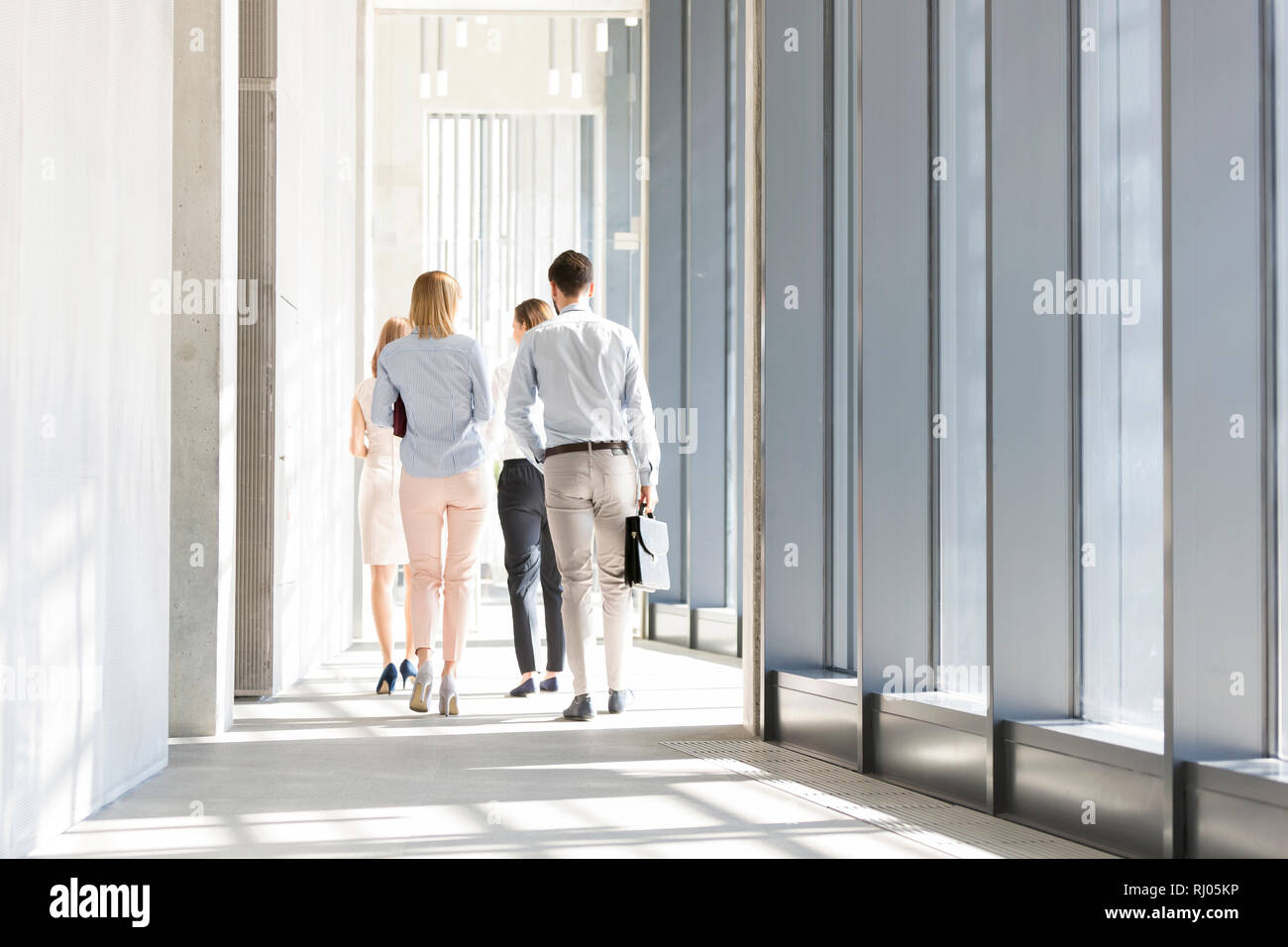 Ansicht der Rückseite des Business Leute im Korridor im Büro Stockfoto