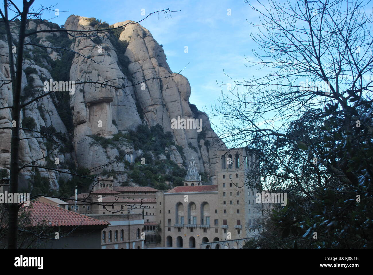 Santa Maria de Montserrat Abtei und das Kloster auf der Seite der 'serrated Berg" in Katalonien, Spanien Stockfoto