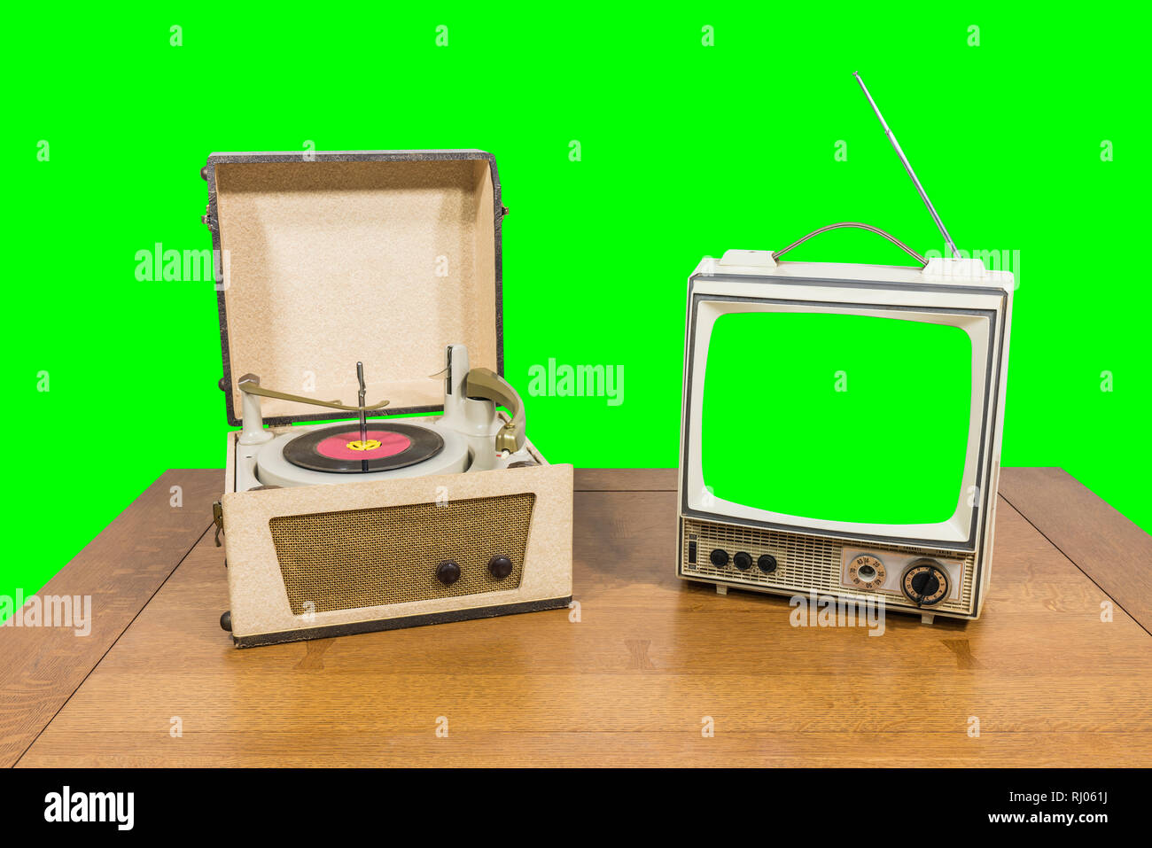 Vintage tragbare Plattenspieler und Fernsehen mit Chroma Hintergrund und Bildschirm. Stockfoto