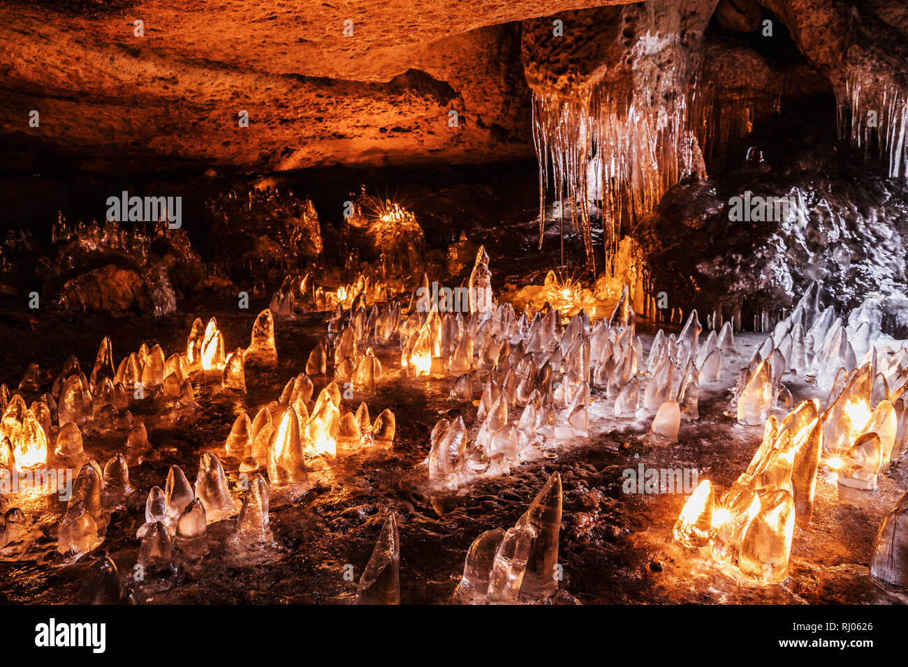 Höhle von Feen, Höhle Fee mit Eis Cracker. Höhle Fee mit Eis Stände mit  Kerzen beleuchtet. NationalNational Nationalpark Böhmische Schweiz,  Tschechische Republik Stockfotografie - Alamy
