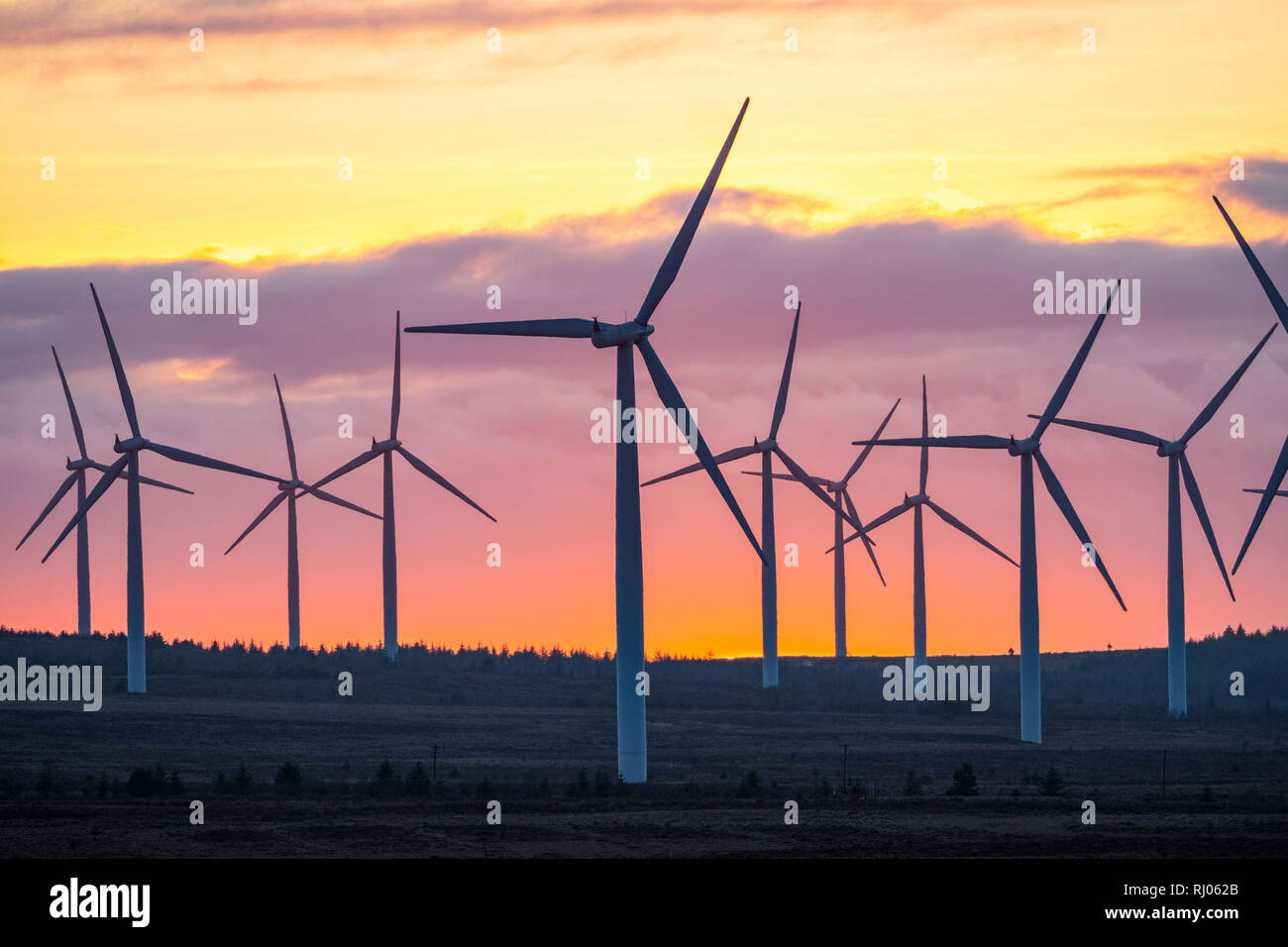 Die Sonne hinter der schwarzen Recht Wind Farm in der Nähe von Forth, South Lanarkshire, Schottland. Stockfoto