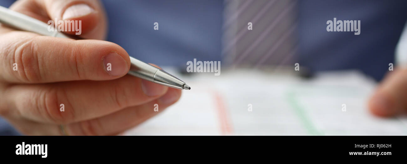 Männliche Versicherer hand Silber pen einen Unfall Stockfoto