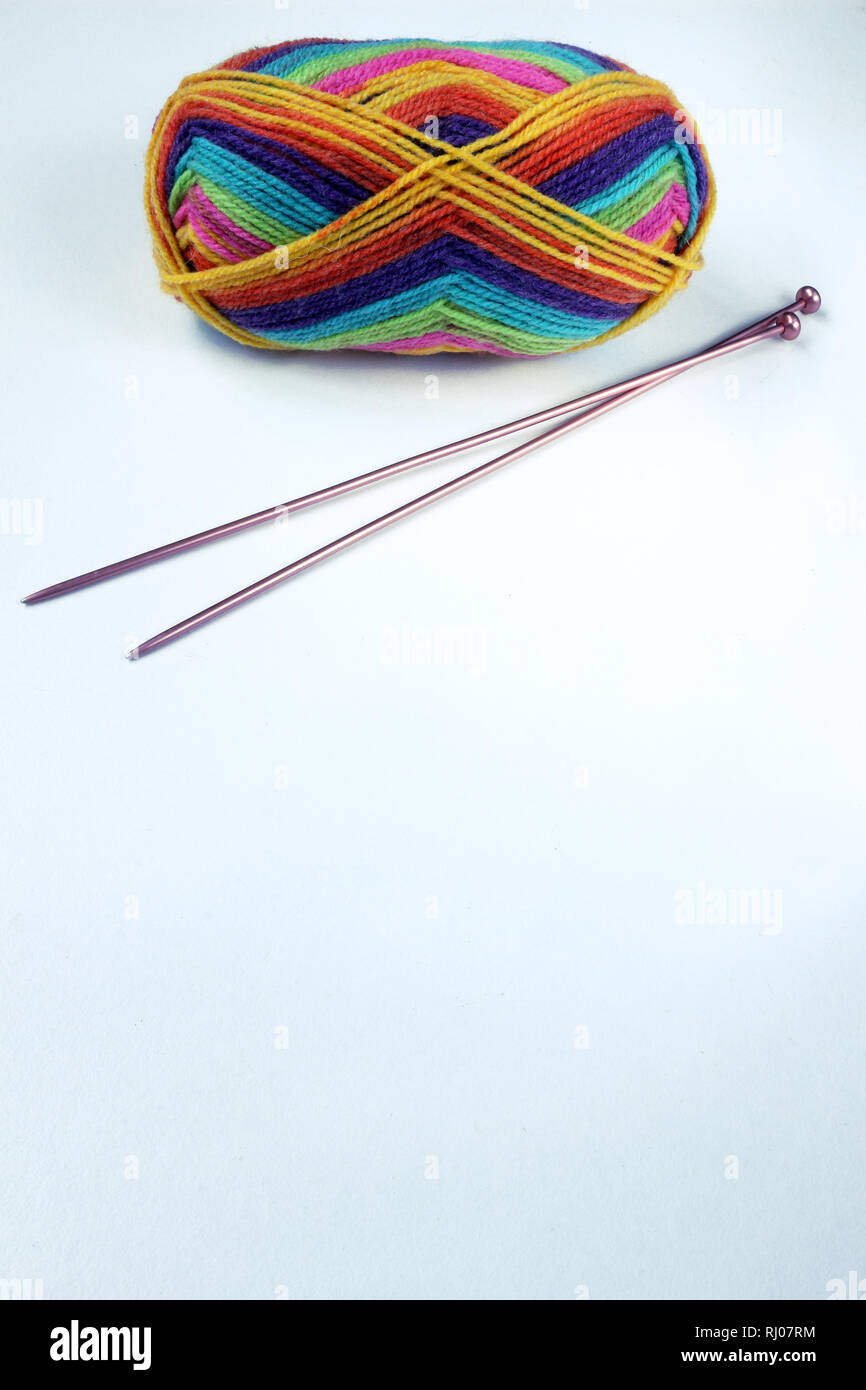 Wolle und Stricknadeln Stockfoto