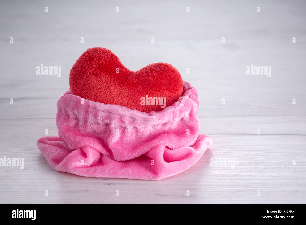 Roter Plüsch Herz aus rosa bagful am Valentines Tag Stockfoto