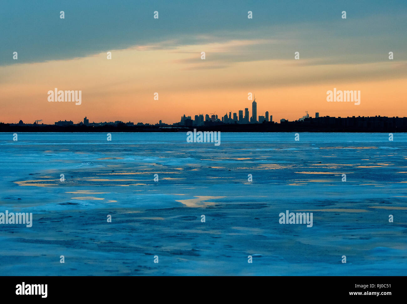 Gefrorene Jamaica Bay mit NYC Skyline Stockfoto