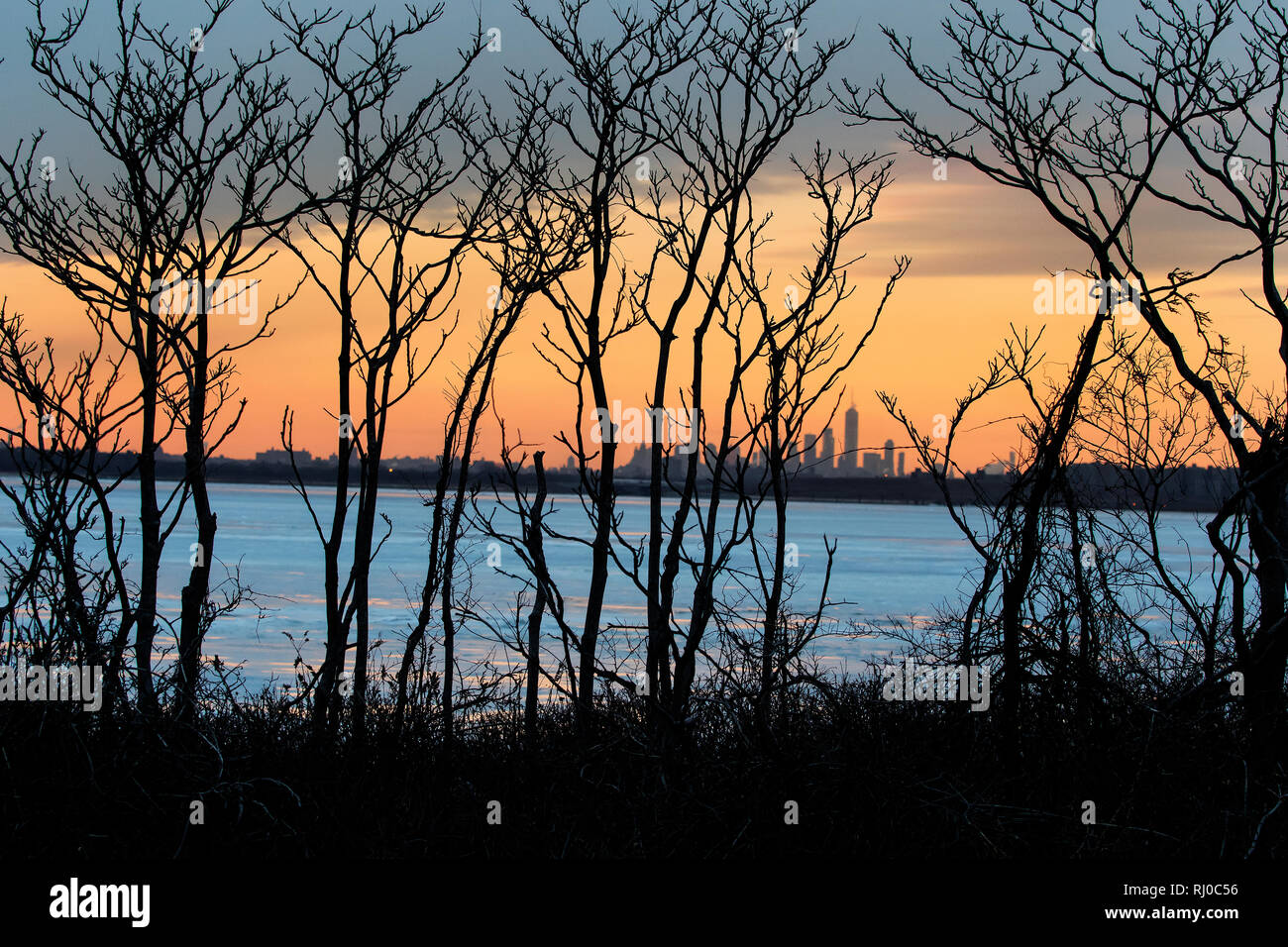 Gefrorene Jamaica Bay mit NYC Skyline Stockfoto
