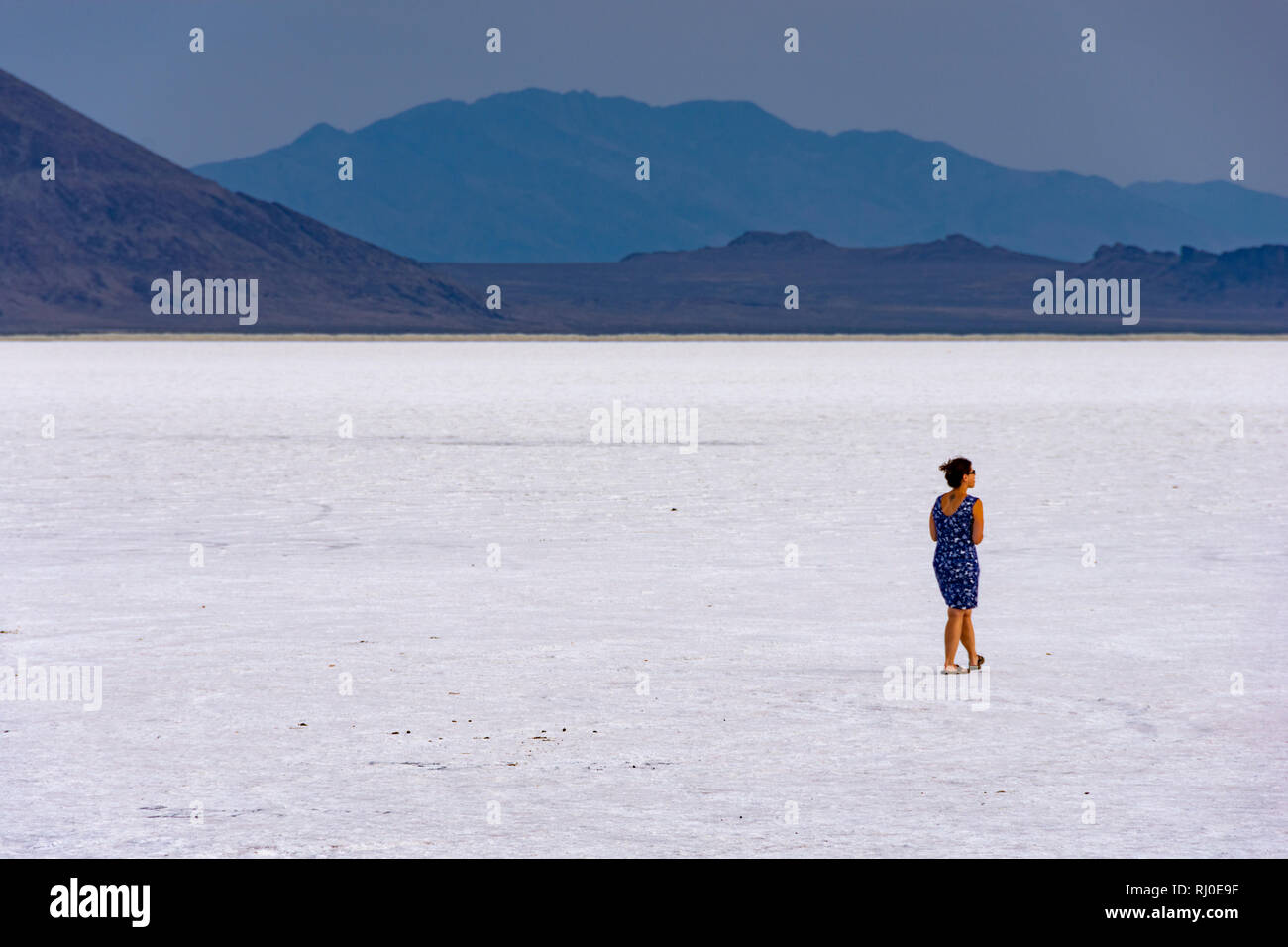 Bonneville Salt Flats in Utah, Vereinigte Staaten - 15 August 2018: Frau allein zu Fuß auf den Bonneville Salt Flats in Utah. Stockfoto